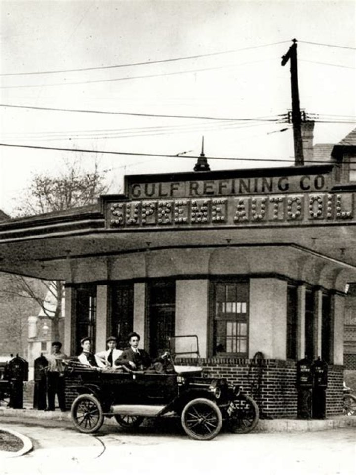 Which company set up the first drive-in filling station?