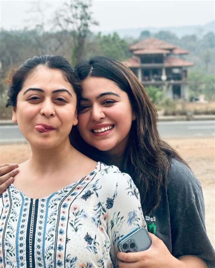 Why falaq Naaz and Shafaq Naaz are not together?